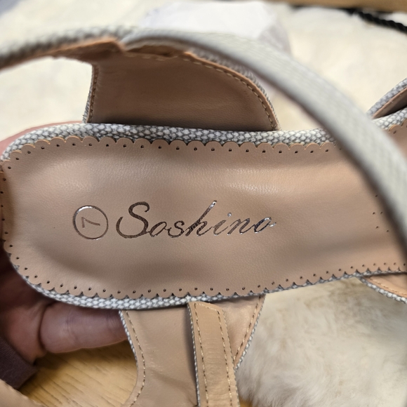 Chic Women's Gray Heels - Picture 3 of 7